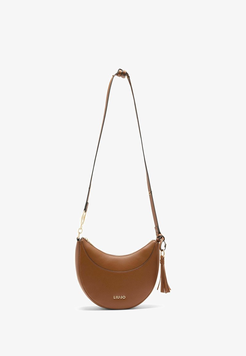 Borsa a tracolla in pelle marrone dalla forma curva, con accessori dorati e dettaglio a nappa. Include una tracolla regolabile e il logo sul fronte.