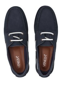 Marineblaue Lederschuhe mit weißen Schnürsenkeln, abgerundeter Zehenpartie, Detailnähten und einer braunen Innensohle, die den Markennamen "VENEZIA" trägt.