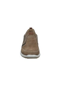 Scarpa slip-on in suede marrone con suola bianca, caratterizzata da accenti neri a contrasto e dettagli di cucitura visibili lungo il bordo.