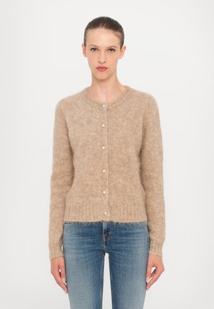 Beige Strickjacke aus weichem, kuscheligem Material, mit rundem Halsausschnitt, langen Ärmeln und Perlenknöpfen auf der Vorderseite.