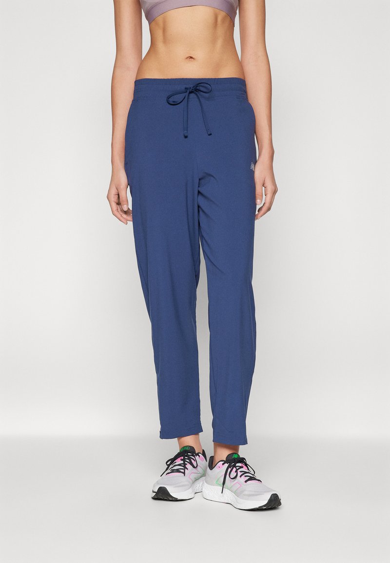 New Balance SPORT ESSENTIALS PERFORMANCE PANT - Spodnji deli trenirk - navy
