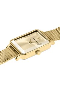 Orologio da polso rettangolare dorato con cinturino in maglia testurizzata, quadrante dorato riflettente, marcatori delle ore minimalisti e una corona laterale per le regolazioni.
