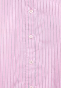 Chemise rose avec fines rayures verticales blanches et foncées et quatre boutons blancs au centre devant.