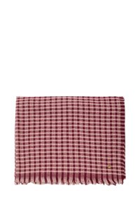 Rutig scarf i burgundy och ljusrosa, med fransar i kanterna och en liten logodetalj i nedersta högra hörnet.