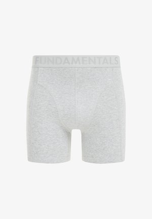 Graue Boxer-Briefs aus einem weichen, dehnbaren Material mit einem breiteren Bund, auf dem "FUNDAMENTALS" in einer kontrastierenden Farbe aufgedruckt ist.