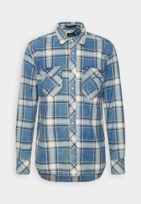 Chemise à manches longues à carreaux bleu et blanc avec deux poches poitrine à boutons et un col traditionnel.