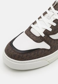 Michael Kors BAXTER - Sapatilhas - brown