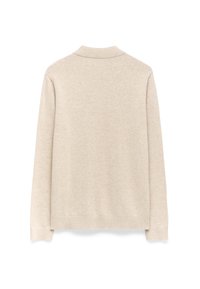Polo a maniche lunghe beige con una texture morbida, polsini a costine e colletto classico. Tessuto liscio con cuciture minime visibili.