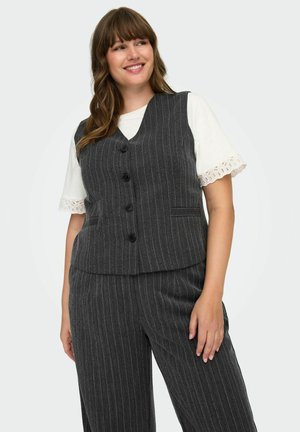 Gilet grigio a righe con scollo a V, quattro bottoni e tasche laterali, abbinato a una camicia bianca con pizzo alle maniche.