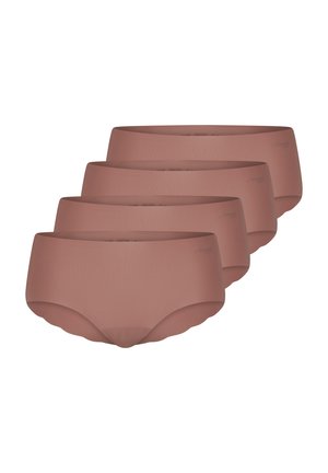 Cztery identyczne brązowe damskie majtki hipsterskie ułożone ukośnie na białym tle.