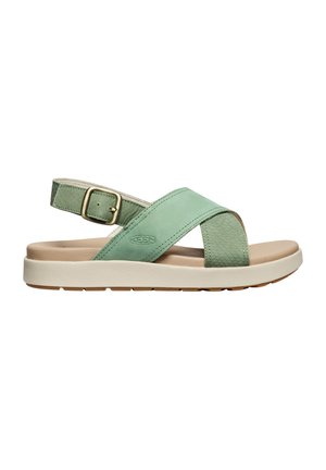 Grüne Ledersandale mit überkreuzten Riemen, verstellbarem Schnallen-Fersenriemen, beiger gepolsterter Sohle und strukturiertem Fußbett.