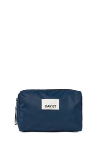 Borsa cosmetica in tessuto blu navy con chiusura a zip, forma rettangolare, con etichetta frontale con "DAY ET" in testo bianco.