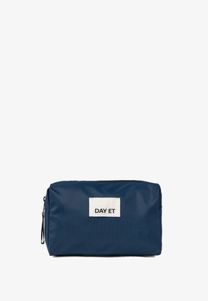 Trousse de maquillage en tissu bleu marine avec fermeture éclair, de forme rectangulaire, comportant une étiquette à l'avant avec "DAY ET" en texte blanc.