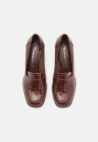 Brązowe loafersy z tłoczeniem w kształcie krokodyla, o zaokrąglonym kwadratowym czubku, z przeszyciem wzdłuż wampu oraz gładkim wykończeniem wnętrza.