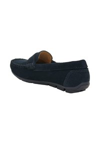 Mocassino slip-on in camoscio blu navy con superficie texturizzata, inserto in pelle all'apertura e suola in gomma nera per una maggiore durata.