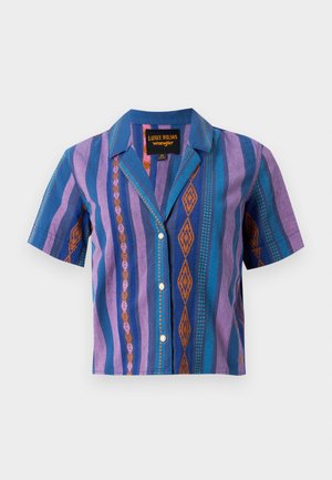 Πουκάμισο με κοντά μανίκια και κουμπιά, με κάθετες γεωμετρικές ρίγες σε μοβ, μπλε και πορτοκαλί χρώματα και γιακά, με ετικέτα Lainey Wilson Wrangler.