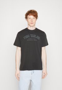 TOM TAILOR Majica kratkih rukava s printom - tarmac grey