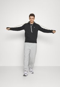 Champion BASIC HOODED  - Mikina s kapucňou - black