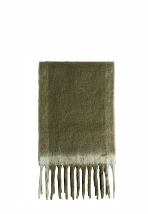 Écharpe douce de couleur vert olive avec de longues franges aux extrémités, présentée à plat avec une petite étiquette de marque métallique près des franges.