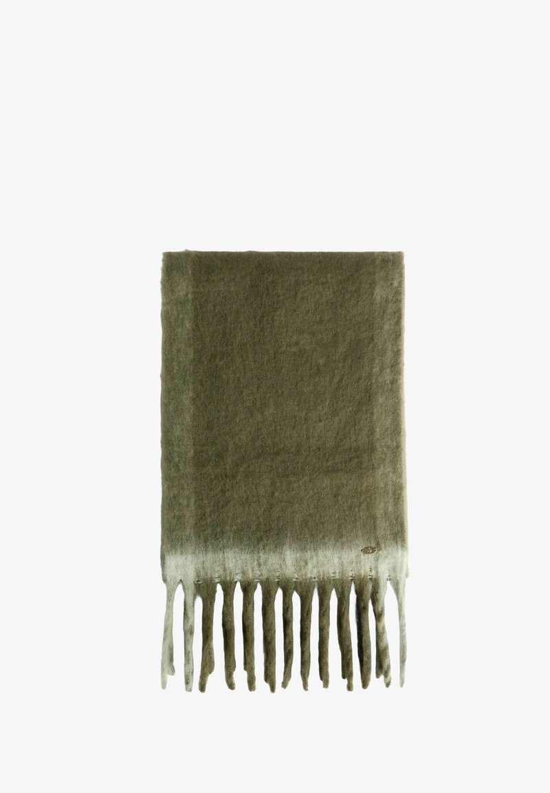Weicher olivgrüner Schal mit langen Fransen an den Enden, flach ausgelegt mit einem kleinen metallischen Markenetikett in der Nähe der Fransen.