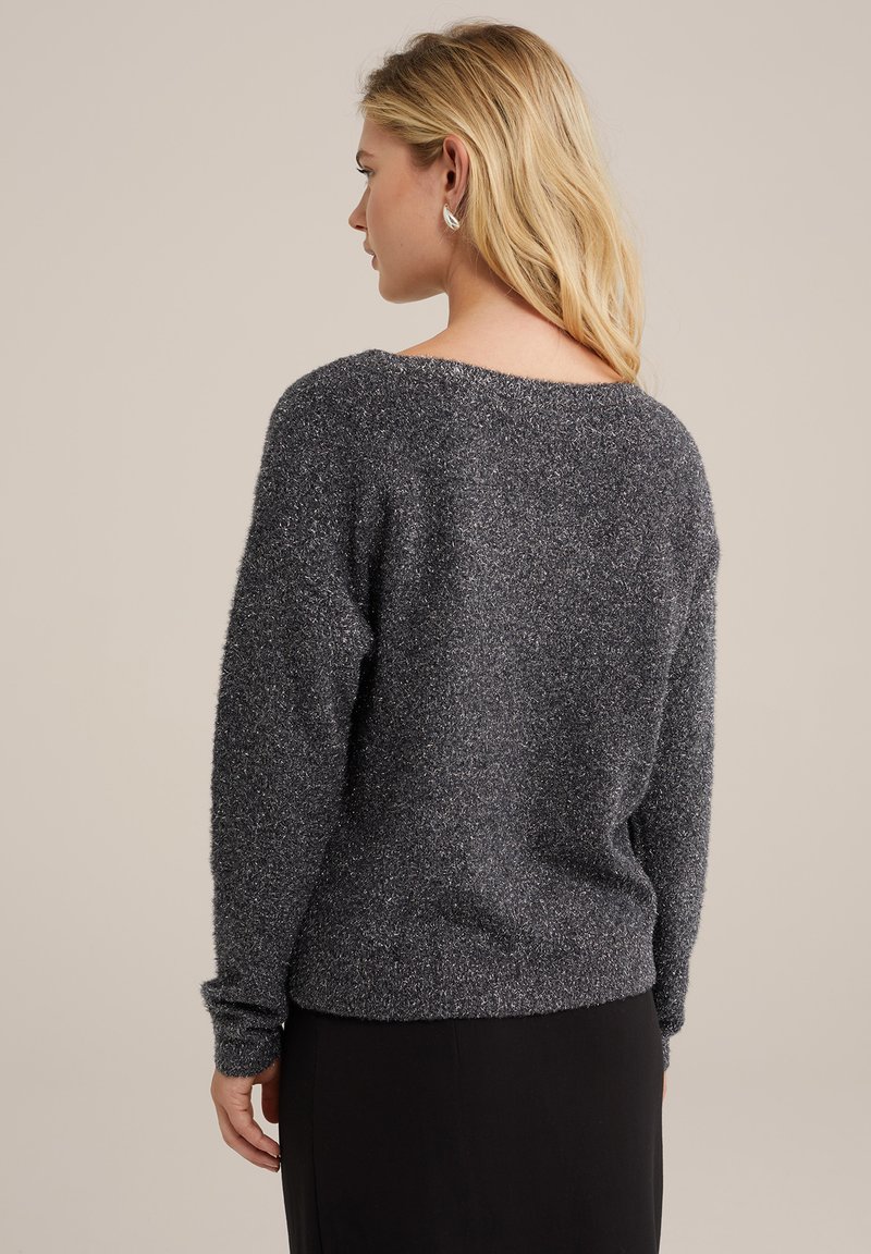 Pull en tricot gris avec une coupe décontractée, col large, manches longues et tissu doux et texturé. Design simple sans motifs ni accents.