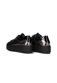 Zwarte patenten leren sneakers met een textuurafwerking, voorzien van een robuuste zwarte zool, een eenvoudig vetersysteem en metallic accenten.