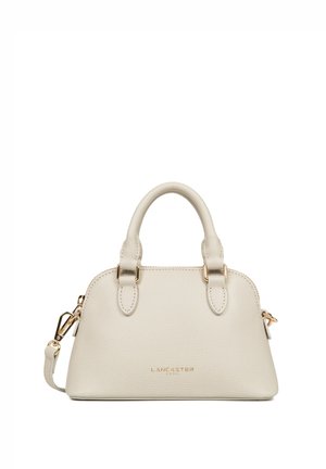 Petit sac à main crème en cuir texturé avec quincaillerie dorée, double poignée supérieure et bandoulière amovible.