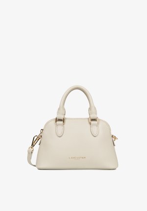 Petit sac à main crème en cuir texturé avec quincaillerie dorée, double poignée supérieure et bandoulière amovible.