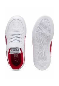 Weißer Sneaker mit roten Akzenten, strukturiertem Leder-Obermaterial, gepolstertem Kragen und verstärkter Zehenkappe. Klassische Schnürung und Gummisohle mit Trittmuster.