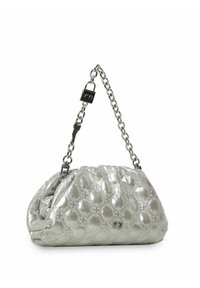 Borsa metallica argentata con motivo trapuntato, tracolla a catena e dettaglio con lucchetto. Forma morbida e arrotondata con un design plissettato.