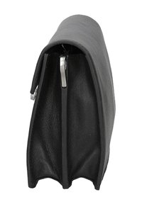 Borsa in pelle nera con un design strutturato e arrotondato. La chiusura è in metallo argento, con una texture liscia e linee pulite.