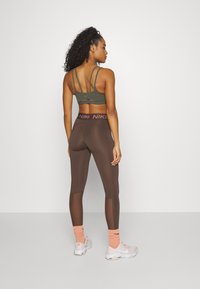 Nike Performance ZENVY STRAPPY - Sports-BH-er med lett støtte - cargo khaki/white