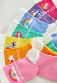 Calcetines de algodón coloridos con diversos diseños, incluidos arcoíris y estrellas, en tonos de rosa, amarillo, verde, azul y púrpura.