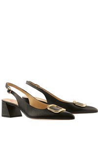 Zapatos de tacón de piel negra tipo slingback con punta afilada, que presentan unacento de hebilla dorada y un acabado texturizado. Diseño de tacón cuadrado.