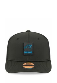 Schwarze verstellbare Kappe mit flacher Krempe, die ein blaues Logo der Carolina Panthers in einem quadratischen Patch auf der Vorderseite zeigt. Strukturierter Stoffdesign.