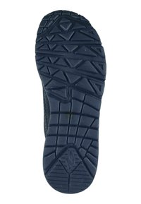 Zwarte rubberen schoenzool met een geprofileerd oppervlak en driehoekige patronen voor grip. Dikke, duurzame constructie voor stabiliteit.