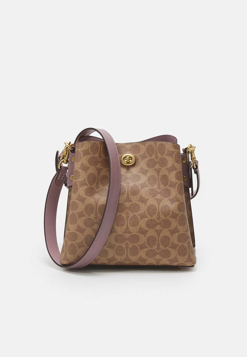 Sac à main marron à motifs avec fermoir tournant doré et bandoulière en cuir mauve ajustable sur un fond blanc uni.