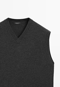 Pull sans manches en maille gris foncé avec col en V et bords côtelés, étiquette Massimo Dutti.