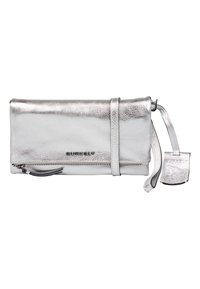 Srebrna skórzana kopertówka z fakturowanym wykończeniem, wyposażona w zamykaną na zamek komorę, płaski pasek na nadgarstek oraz metkę z wytłoczonym logo.