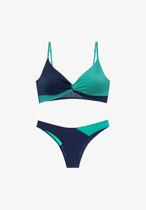 Ensemble de maillot de bain avec un schéma de couleurs marine et sarcelle, présentant un détail torsadé sur le haut du bikini et des panneaux contrastants sur le bas.