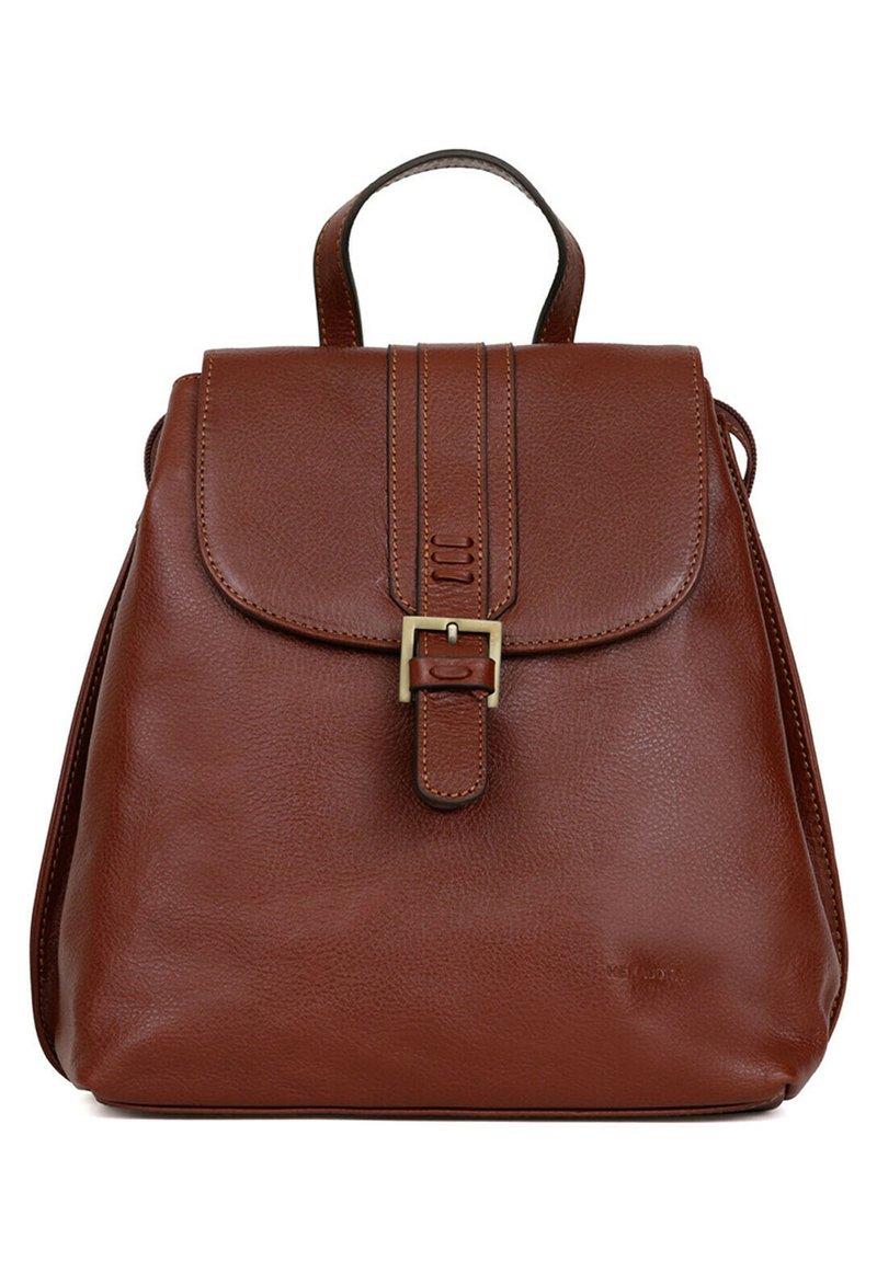 Zaino in pelle marrone con pattina e chiusura a fibbia, caratterizzato da una superficie testurizzata e una maniglia superiore per un facile trasporto.