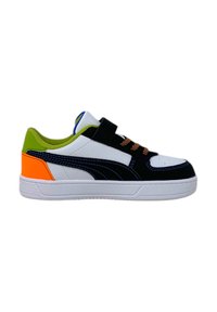 Zapatillas en blanco y negro con acentos en naranja y verde. Cuentan con una correa de Velcro, parte superior texturizada y una suela con patrón. Mediopie blanca.