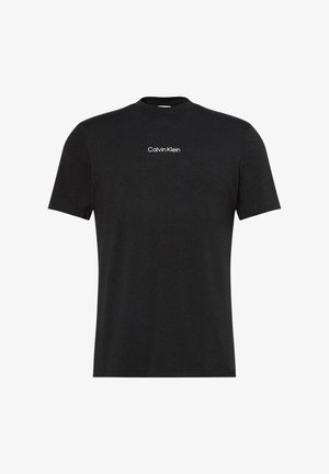 Camiseta negra de algodón con cuello redondo y mangas cortas, con el logo "Calvin Klein" en texto blanco centrado en el pecho.