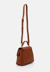Hnědá kožená kabelka se strukturovaným designem, horním uchem, nastavitelným popruhem, zlatými kovovými doplňky a kontrastním černým lemováním.