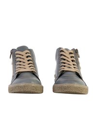 Zapatillas altas de cuero gris con cordones beige y suela de goma texturizada. Presenta un zipper lateral y detalles cosidos.