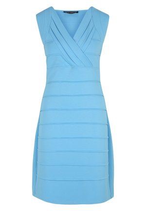 Robe bleu clair sans manches avec un col en V et des bandes de tissu horizontales superposées à l'avant et à l'arrière.