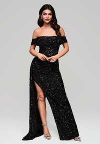 Abito da sera nero con paillettes, design off-the-shoulder, spacco alto e dettagli arricciati. Tacchi aperti argentati esaltano l'aspetto.