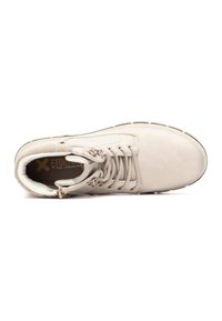 Botín de tobillo de ante beige con un collar acolchado, acentos dorados y una suela texturizada. Presenta un diseño de cordones y una marca en el interior.