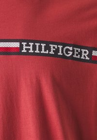 Tommy Hilfiger CHEST STRIPE TEE - Tričko s potlačou - terra red