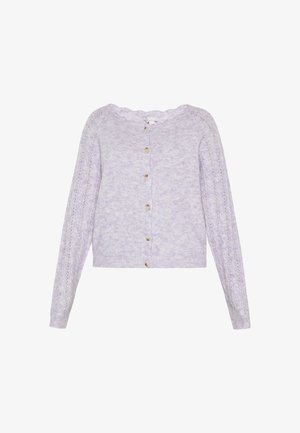 Fliederfarbene Strickjacke mit gewelltem Halsausschnitt, Knopfverschluss, langen Ärmeln und zarten Spitzenakzenten entlang der Ärmel.